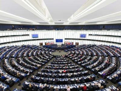 Le Parlement Européen reconnaît le rôle essentiel du mentorat pour lutter contre les inégalités et appelle à valoriser les compétences acquises par les mentors